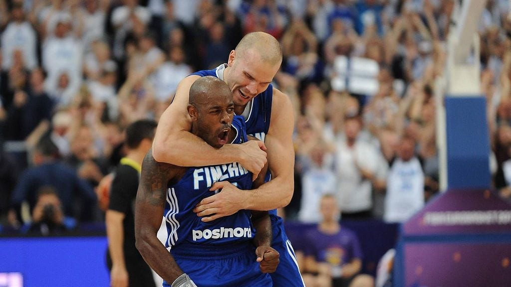 Tuukka Kotti halasi Jamar Wilsonia ratkaisukorin jälkeen.