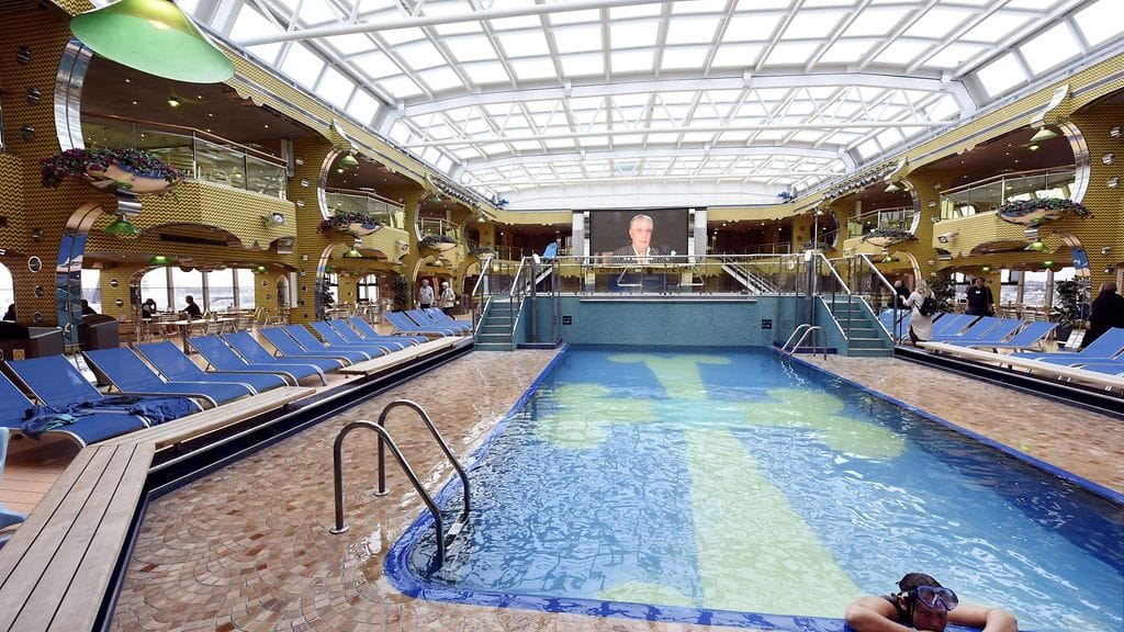 Uima-altaalta voi katsoa suoraan isolta näytöltä elokuvia.