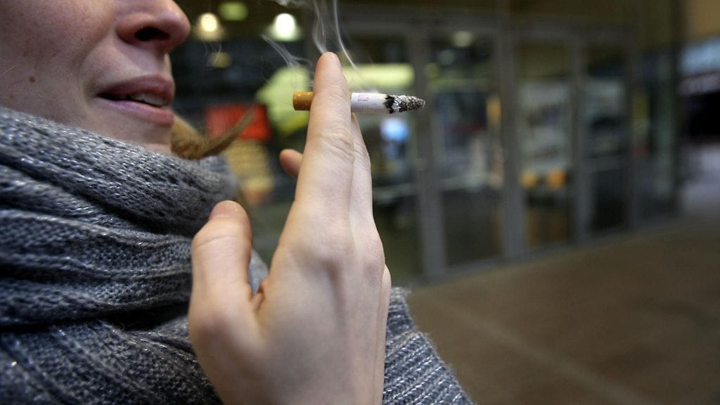 Tupakointi on liitetty nyt myös vaihdevuosien varhaistumiseen. Kuvituskuva.