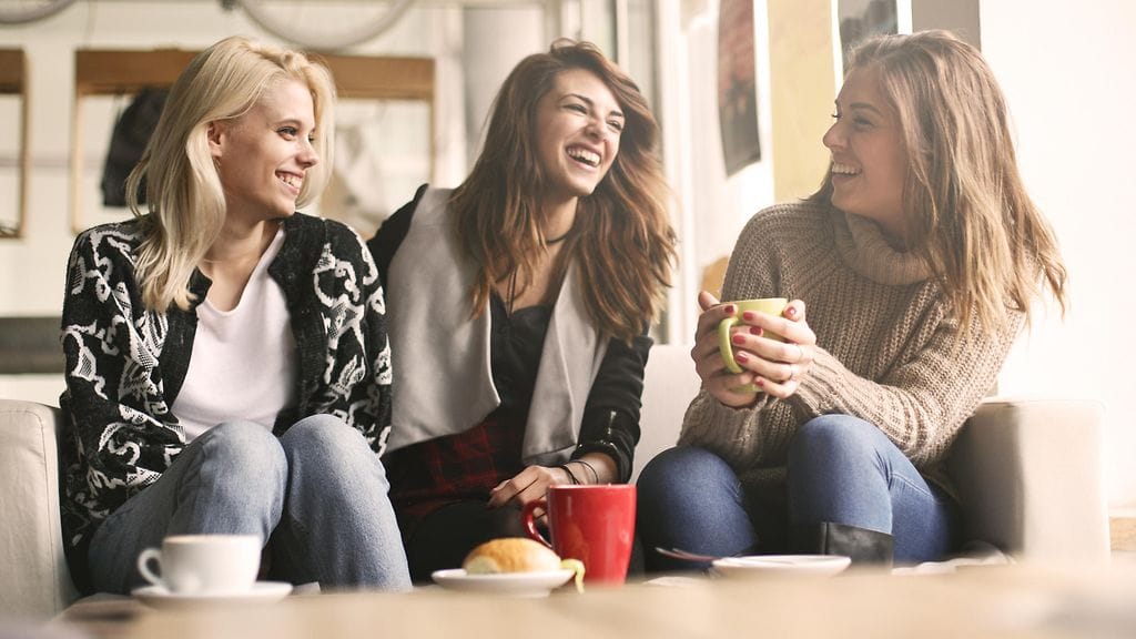 Ystävyyssuhteiden ylläpitoon kannattaa nähdä vaivaa ja aikaa.