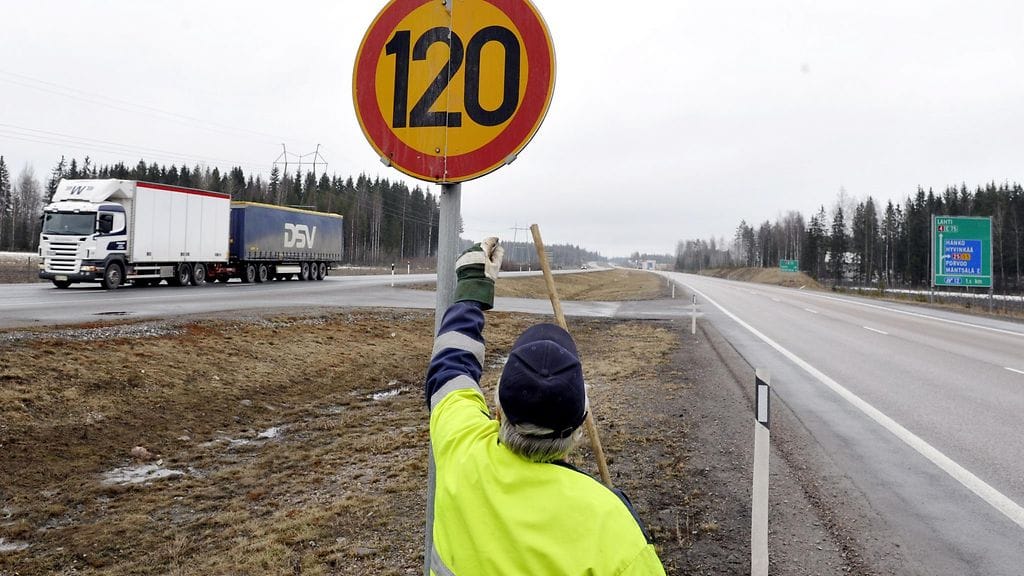 Moottoriteillä ajetaan huomisesta alkaen taas satasta.