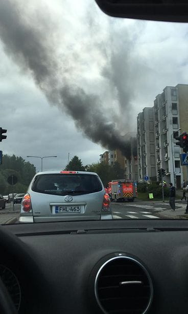 Tulipalo Vantaan Koivukylässä. Kuva: Laura Jurkkala.