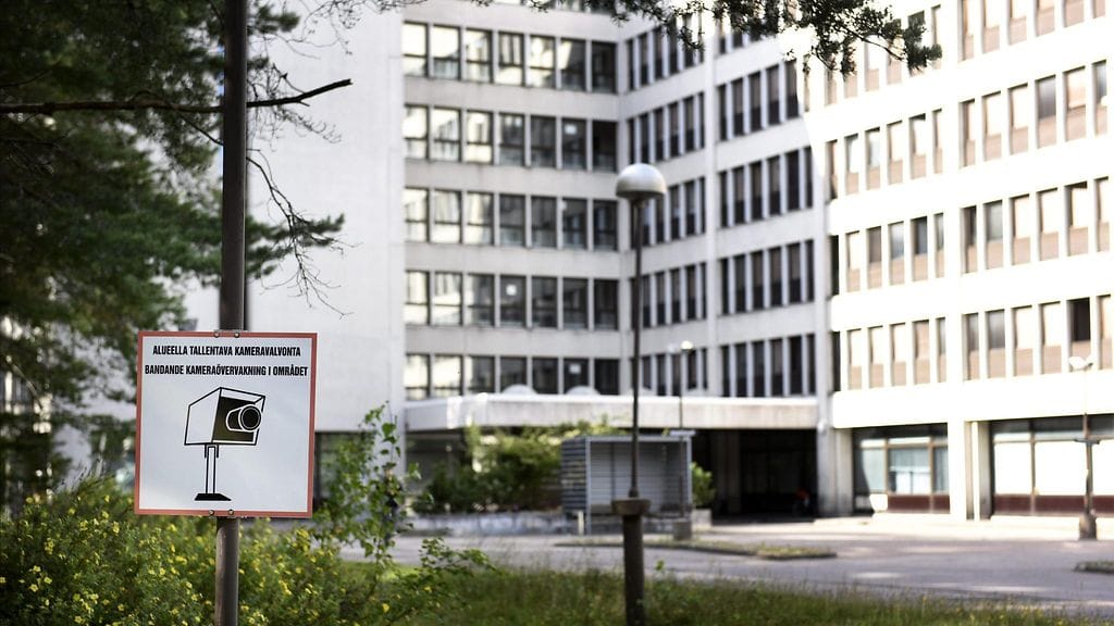 Mies ei poliisin tietojen mukaan osunut kehenkään veitsellä. Hänet on otettu kiinni.