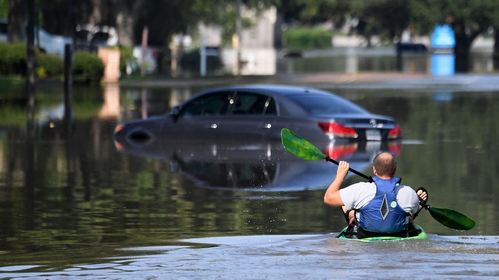Ainakin 47 ihmistä on kuollut myrskyssä ja sitä seuranneissa tulvissa.