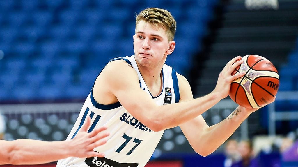 18-vuotias Luka Doncic pelaa Slovenian takamiehenä.
