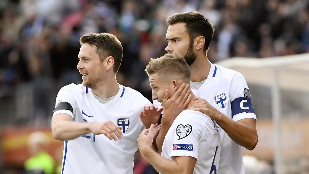 Alexander Ring maalin jälkeen Kasper Hämäläisen ja Tim Sparvin onniteltavana.