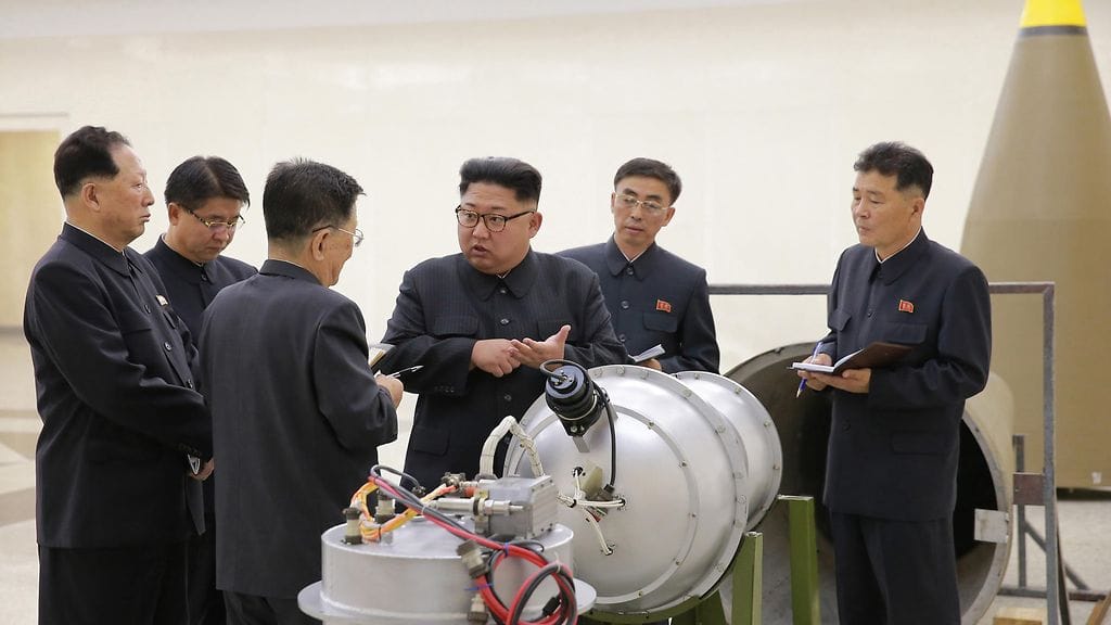 KCNA julkaisi valokuvan, jossa Kim Jong-un esittelee korealaisjohtajille ydinaseiden valmistusta. Sijaintia tai kuvan päivämäärää ei ole julkaistu.