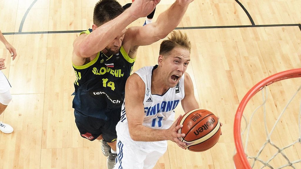 Petteri Koponen taistelemassa Sloveniaa vastaan.