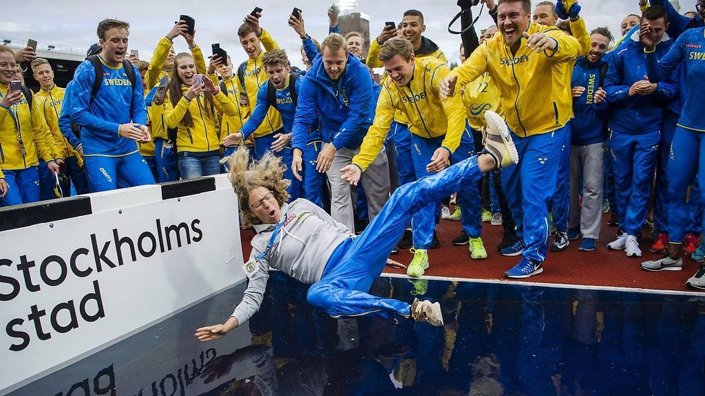 Ruotsin kapteeni Karin Torneklint joutui voiton kunniaksi vesiesteeseen.