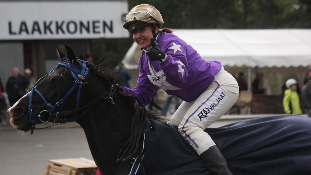 Sanna Riikonen tunnetaan menestyneenä monteohjastajana, mutta tuore SM-titteli tuli kärryiltä käsin.