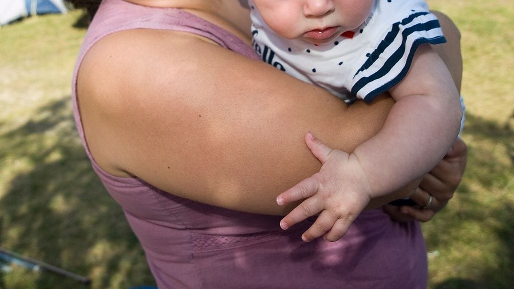 Äidin lihavuudella on tutkimuksen perusteella samanlainen vaikutus lapsen lihavuuteen kuin isän lihavuudella. Kuvituskuva.