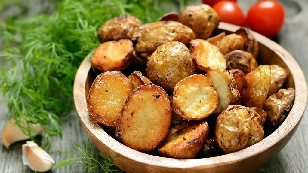 Uunissa paahdetut perunat voi maustaa oman maun mukaan mausteilla ja yrteillä.