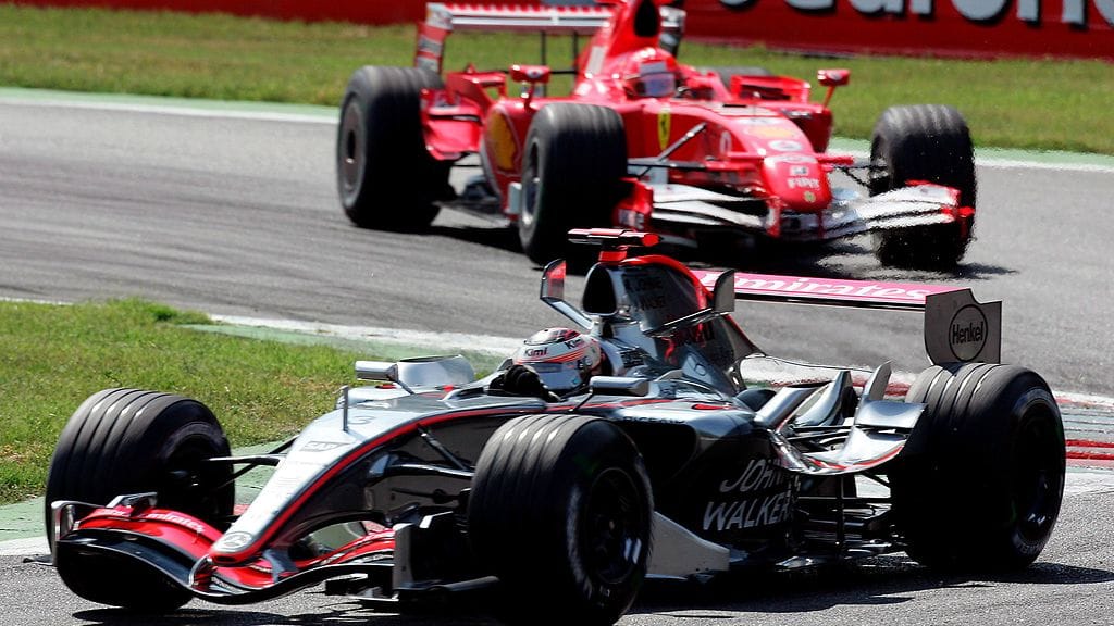 Kimi Räikkönen pinkoo karkuun Michael Schumacherilta kauden 2006 kisassa.