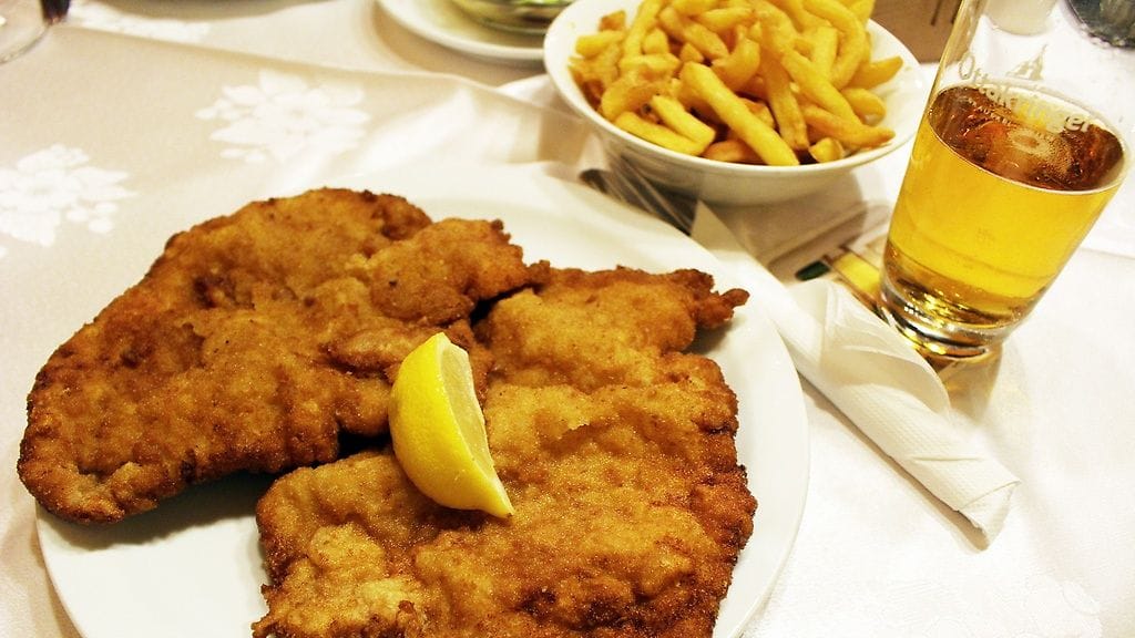 Oikeaoppinen Wiener Schnitzel tarjoillaan sitruunaviipaleen kera.