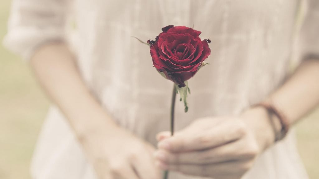 Perinnöllinen sairaus vie naista koko ajan kauemmaksi läheisistään.