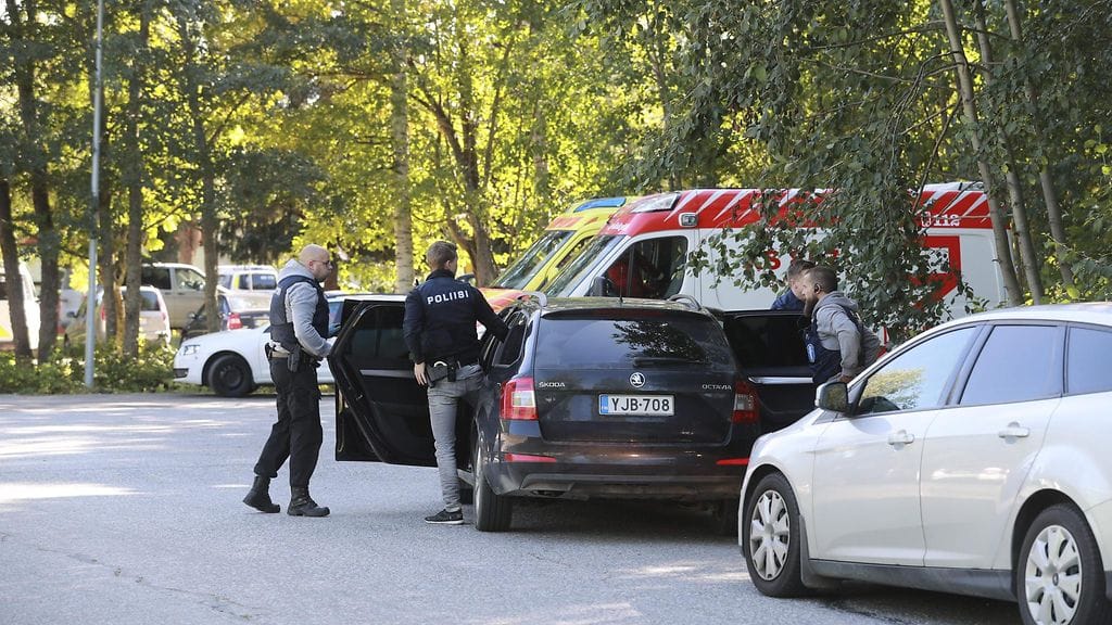 Poliisi tuli vastaanottokeskukseen hieman ennen puoltapäivää hakemaan maasta poistettavia ulkomaalaisia.
Sisä-Suomen poliisin mukaan poliisit ovat perääntyneet kiinni otettavien asuntoon ja mielenosoittajat ovat estäneet poliisien pääsyn ulos asunnosta.