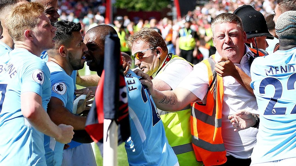 Järjestyksenvalvojat ohjasivat Manchester Cityn pelaajia, kun he juhlivat Raheem Sterlingin maalia Valioliiga-ottelussa Bournemouthia vastaan.