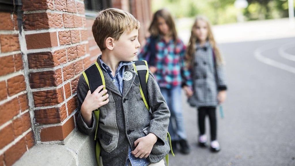 Lapset voivat kokea myös uteliaisuuden kiusaamisena, äiti muistuttaa.