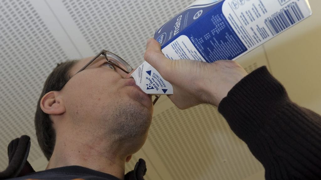 Laktoosi-intoleranssi aiheuttaa mahavaivoja maitotuotteita nauttiessa. Kuvituskuva.