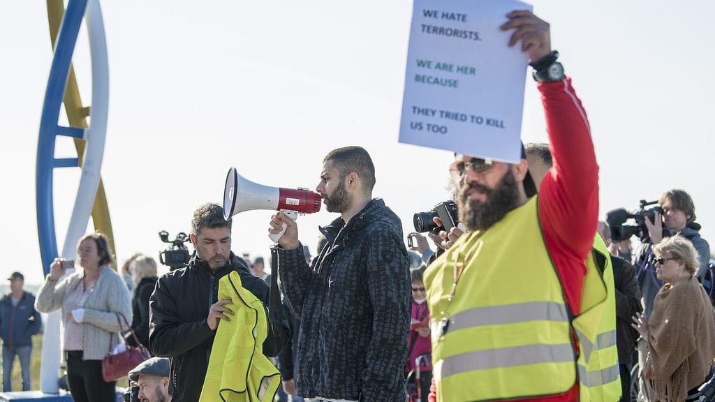 Turvapaikanhakijoiden mielenosoitus Victorian torilla Torniossa tänään. Mielenosoitus kulkee nimellä rauhanmarssi.
