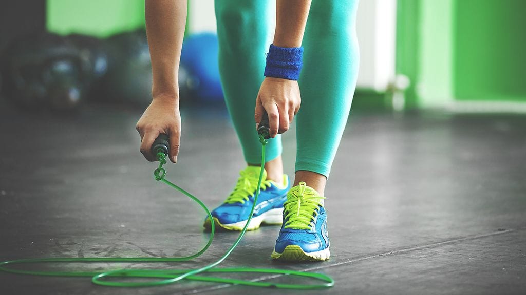Hyppynarun kanssa hyppiminen on yksi tehokas treenimuoto, joka polttaa tehokkaasti rasvaa.