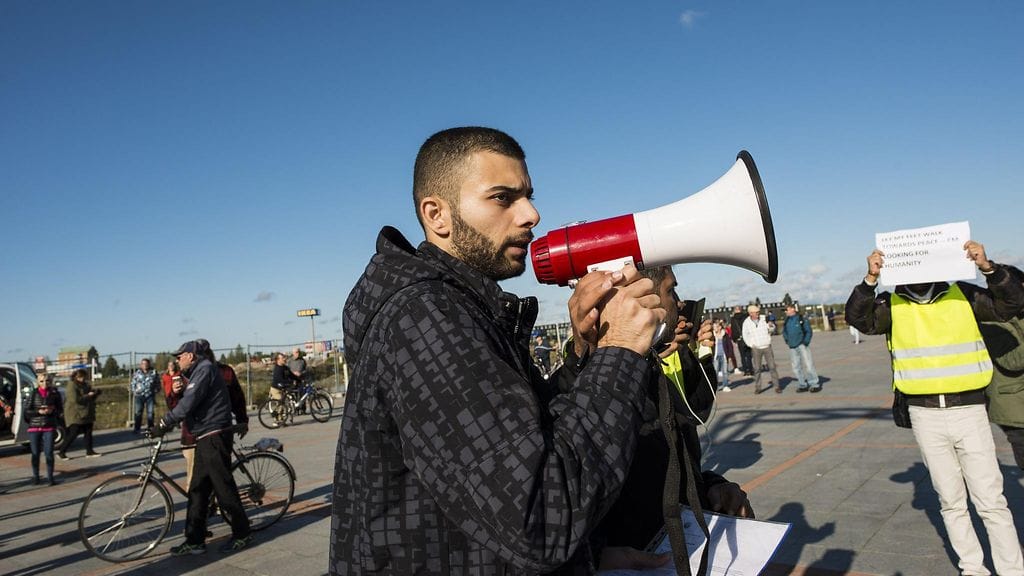 Turvapaikanhakijoiden neuvotteleva organisaattori Nuor Dawood, joka ei ollut itse lähtemässä maasta, turvapaikanhakijoiden mielenosoituksessa.