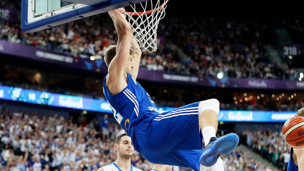 Carl Lindbom iski palloa alaspäin kuin Lauri Markkanen ikään.