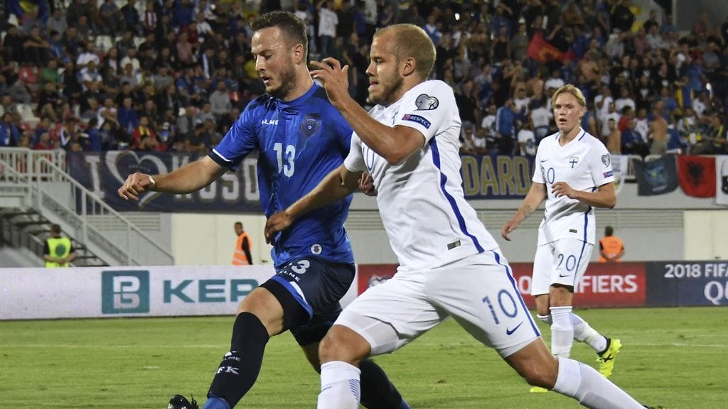 Teemu Pukki taistelussa Amir Rrahmanin kanssa.