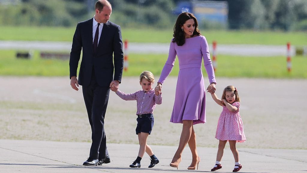 Prinssi William, prinssi George, herttuatar Catherine, ja prinsessa Charlotte kuvattuna Saksan Hampurissa 21. heinäkuuta 2017.