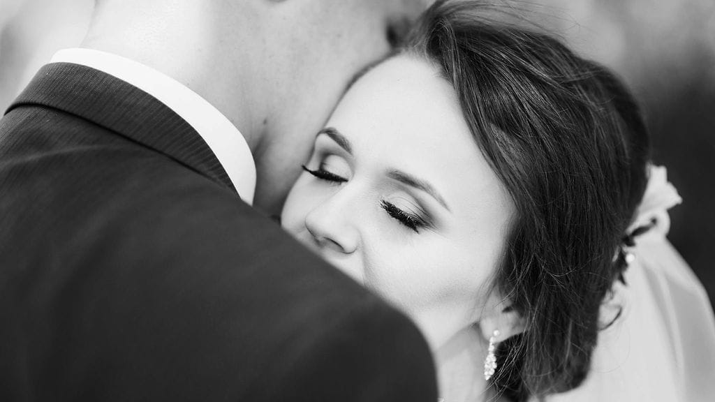 Nuori pariskunta ei ehtinyt kokea ensimmäistä hääpäiväänsä yhdessä. Kuvituskuva.