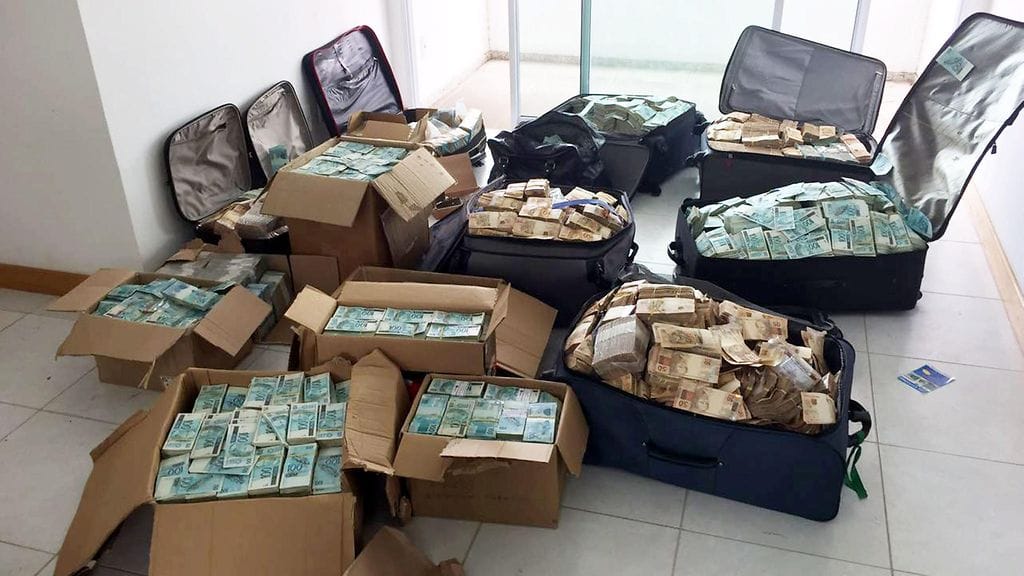 Rahat olivat matkalaukuissa ja pahvilaatikoissa.