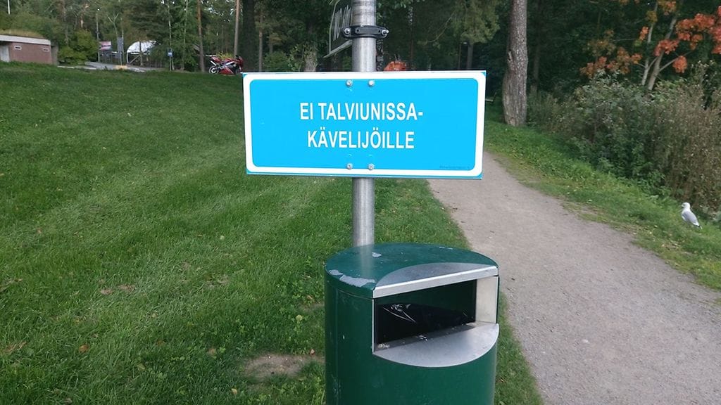 Tamperelaisen lenkkipolun varrella sijaitseva kyltti naurattaa.