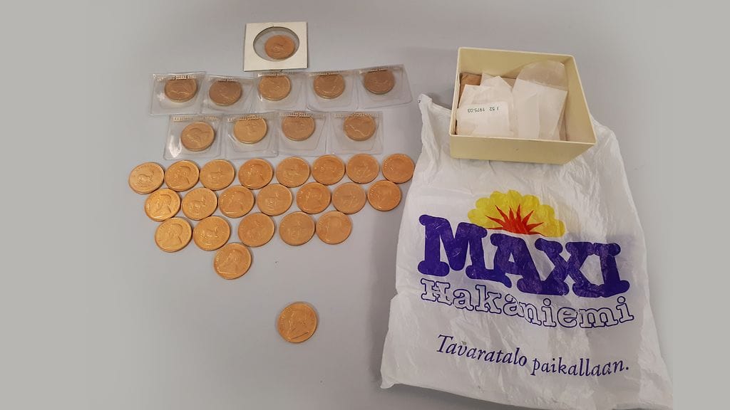 Eteläafrikkalaiset kultarahat löytyivät muovikassista. Huutokauppa Helander arvioi niiden yhteisarvoksi 30 000 - 40 000 euroa. Kuva: Mika Sirén.