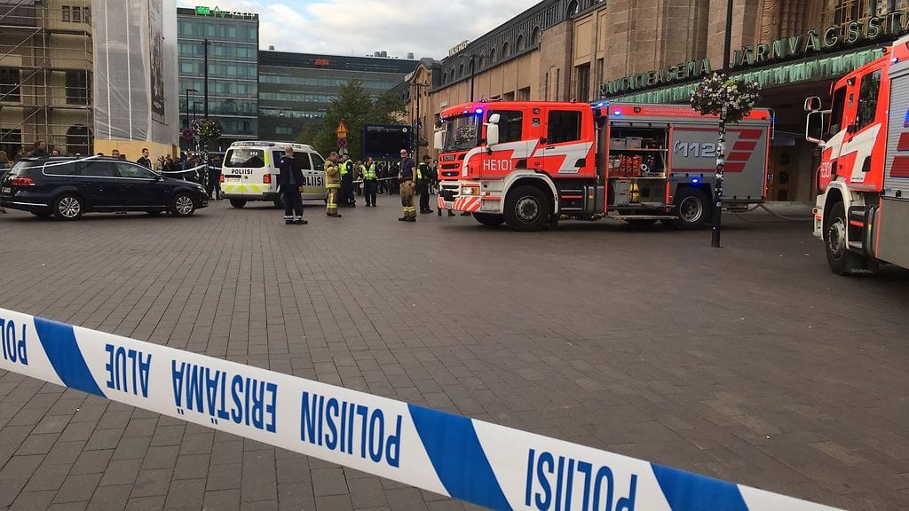 Helsingin Rautatieaseman kellaritiloissa noin kello 17.30 aikoihin syttynyttä paloa on ollut sammuttamassa useita palolaitoksen yksiköitä.