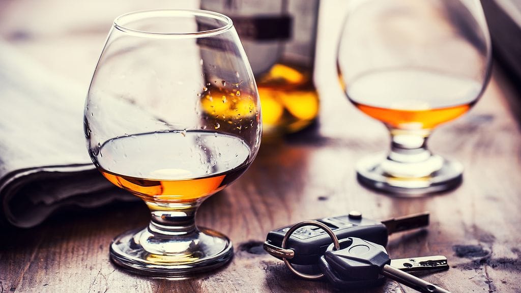 Autojen ja alkoholin yhdistäminen ei koskaan ole hyvä idea. Kuvituskuva.