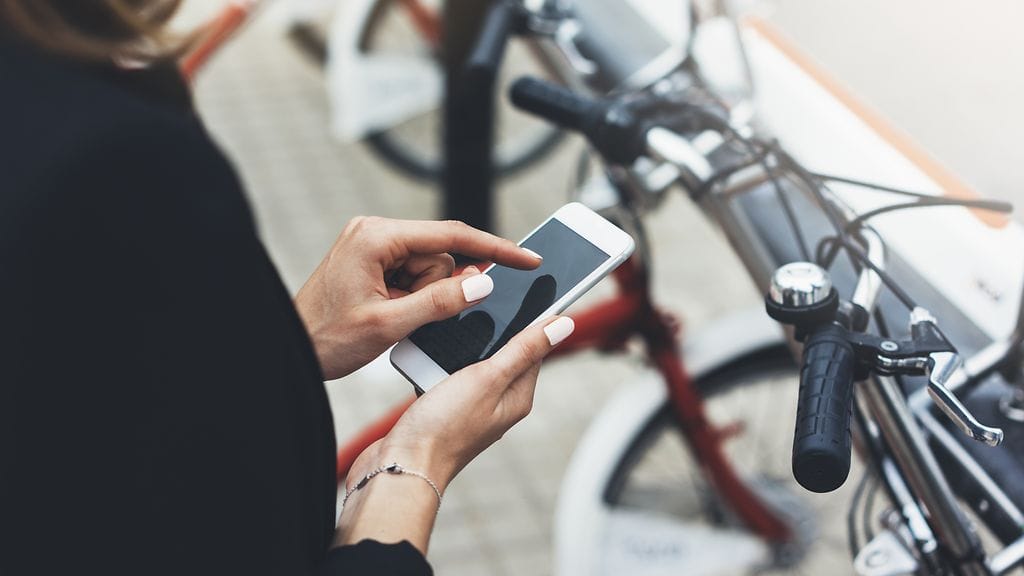 Uusi mobiilisovellus voi vähentää pysähdyksiä pyöräilyssä. Kuvituskuva.