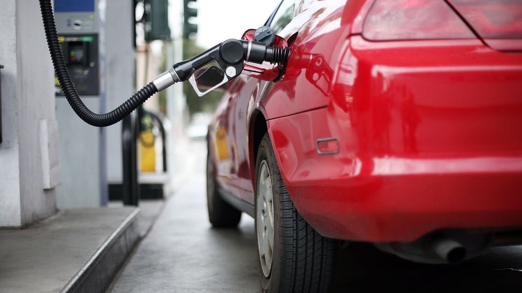 Varkaat iskevät silloin, kun itse keskittyy tankkaamiseen tai maksamiseen. Kuvituskuva.