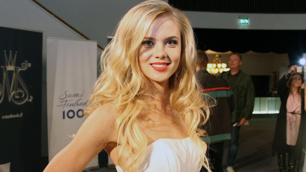 Missikisoissa ansioitunut Pihla Koivuniemi poseeraa alasti Fit-lehden kannessa.