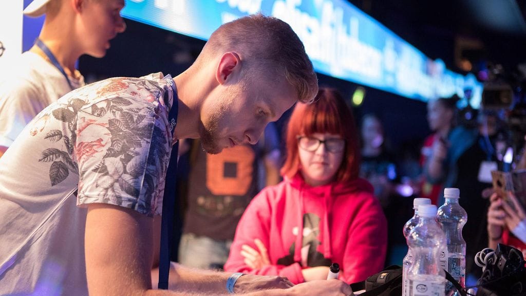 Tubettajaveljekset Mike ja Roni Bäck jakoivat nimikirjoituksia vuoden 2017 Tubeconissa Helsingissä.