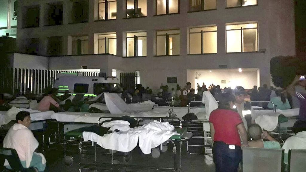 Potilaita ja lääkäreitä sairaalan ulkopuolella Meksikon maanjäristyksen jälkeen Villahermosan kaupungissa.