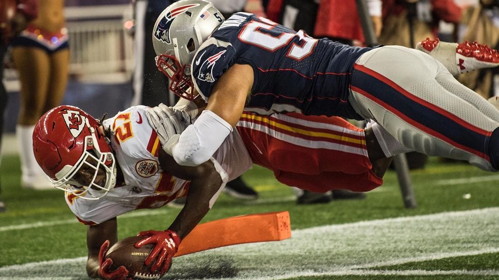 Kansas City Chiefsin Kareem Hunt touchdownin teossa New England Patriotsin Kyle Van Noyn estelyistä huolimatta.