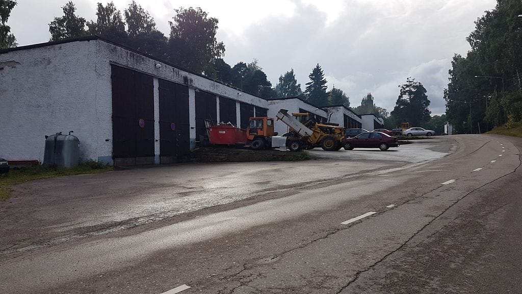 Poliisi on tehnyt jutussa useita kotietsintöjä ja kesällä yhtenä kohteena oli muun muassa Kotkan Sunilassa sijaitsevat teollisuushallirakennukset. Rakennuksissa toimivat yritykset eivät liity tapaukseen.