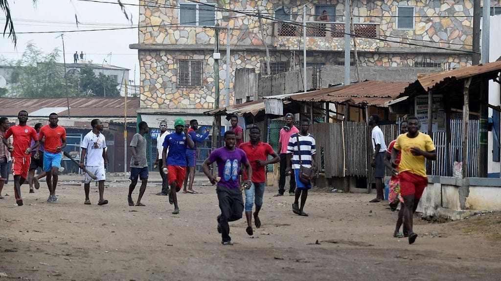 Mielenosoittajia pakenemassa mellakkapoliiseilta protestien aikana.
