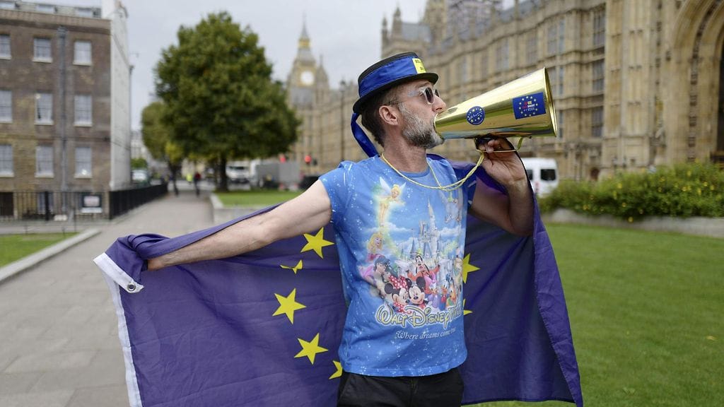 Brexitiä vastuistava mielenosoittaja Lontoossa toissapäivänä.