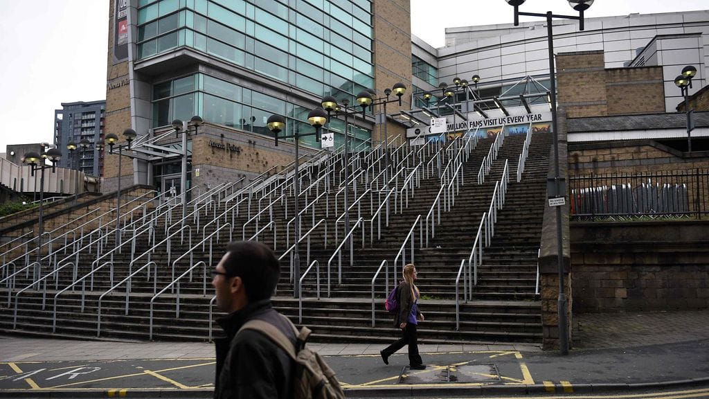 Manchester Arenan pääsisäänkäynti viikko terrori-iskun jälkeen.