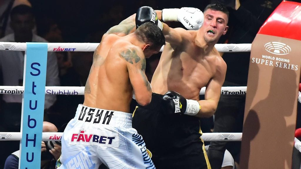 Oleksandr Usyk (vas.) voitti Marco Huckin kovassa ottelussa.