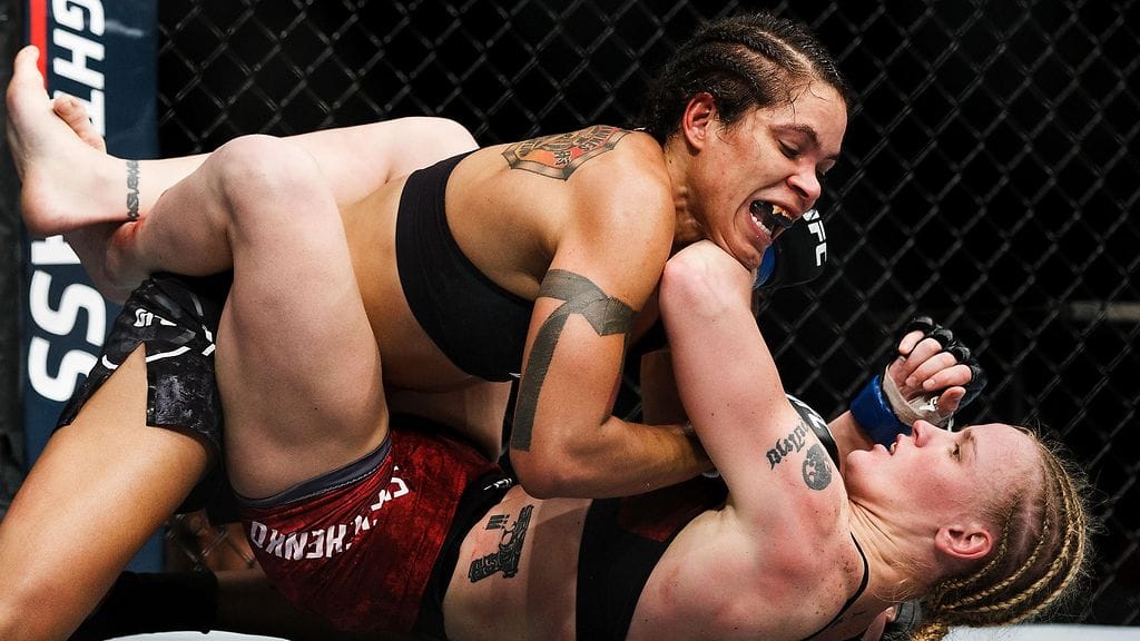 Amanda Nunes painoi Valentina Shevtshenkon päälle.