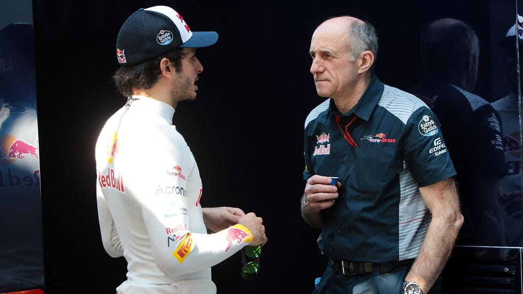 Franz Tost (oik.) peräänkuuluttaa Carlos Sainzilta kunnioitusta.