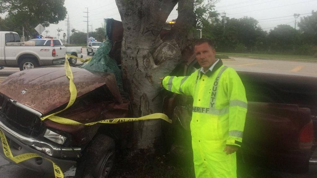 Monroe Countyn poliisin kuvaa Florida Keysistä, jossa miehen ajama lava-auto paiskautui Irma-hurrikaanissa päin puuta. Miehestä tuli Irman ensimmäinen kuolonuhri Yhdysvalloissa.