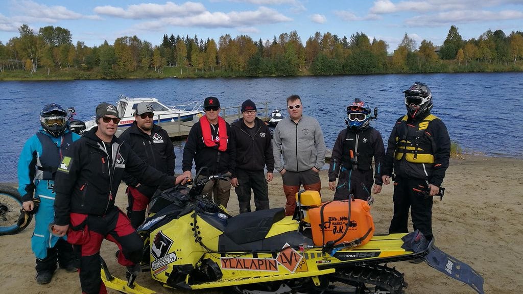 Aki Pesosen taustajoukoissa oli mekaanikot ja huoltoveneen sekä vesijettien kuljettajat.